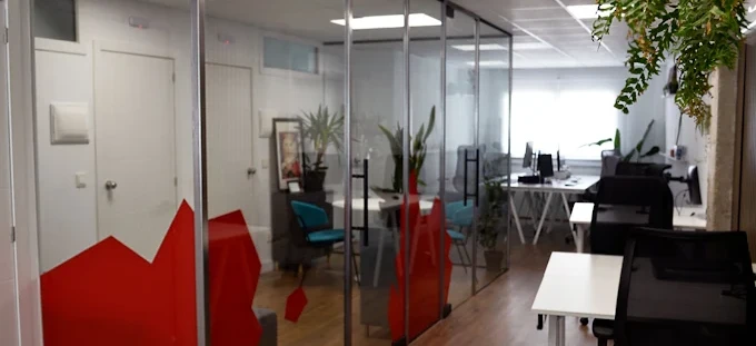 Sala de reuniones acristalada del coworking Hub 36 en Calle Mayor 36, Albacete